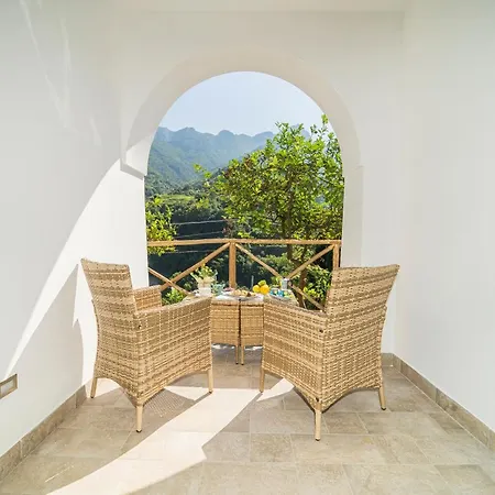 Tra Sole E Limoni Tramonti