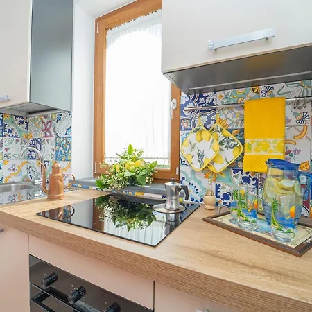 Tra Sole E Limoni Tramonti